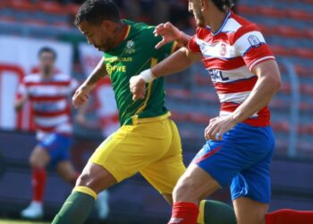 PERTAHANAN KL City FC, Giancarlo Gallifuoco (kanan) cuba mengasak pemain Imigresen FC ketika kedua-dua pasuka itu bertemu dalam aksi Liga Super di Kuala Lumpur, hari ini. - MFL