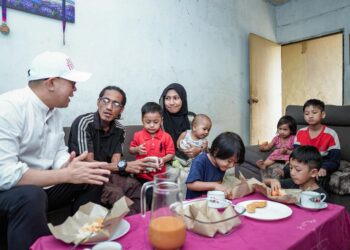 STEVEN Sim Chee Keong (kiri) ketika menziarahi keluarga Hilmi di rumah sewa mereka di Bukit Mertajam, Pulau Pinang baru-baru ini.-GAMBAR/FACEBOOK STEVEN SIM CHEE KEONG