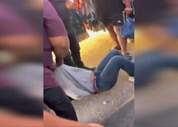 TANGKAP layar video tular kononnya seorang lelaki dipukul kerana didakwa merompak sebuah masjid di Kuala Kedah, Alor Setar di sini.