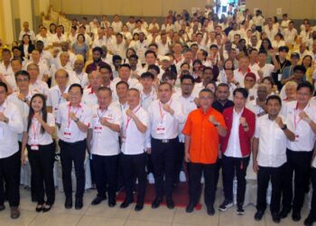 ANTHONY Loke Siew Fook bergambar kenangan bersama ahli parti pada Konvensyen Tahunan DAP Melaka kali ke-25 di Melaka, hari ini. - UTUSAN/AMRAN MULUP