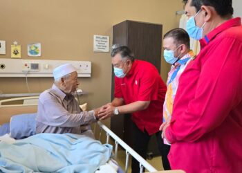 TIGA Ketua UMNO Bahagian di Perlis iaitu Rozabil Abd. Rahman (Arau), Fathul Bari Mat Jahya (Kangar) dan Ruzaini Rais (Padang Besar) menziarahi Mursyidul Am Pas, Datuk Hashim Jasin yang sedang menerima rawatan di sebuah hospital di Kangar, Perlis. - UTUSAN/MOHD. HAFIZ ABD. MUTALIB