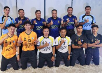 BARISAN pemain, pengurus dan jurulatih skuad Pulau Pinang yang akan bersaing pada Kejohanan Sepak Takraw Jemputan Piala TYT Yang Dipertua Negeri Pulau Pinang bermula esok.-UTUSAN/DANIAL SAAD