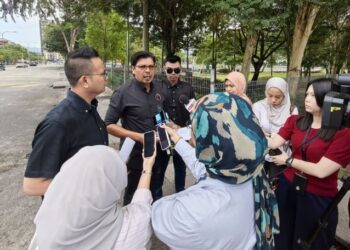 HUSSEN Zulkarai (tengah) bercakap kepada pemberita ketika ditemui di Tasik Sri Rampai, Setapak, Kuala Lumpur, hari ini. - UTUSAN/AFIQAH ABAS