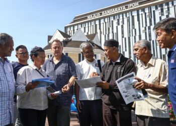 MEOR Razak Meor Abdul Rahman (tiga dari kanan) menunjukkan dokumen berkaitan pembangunan tanah bekas hutan simpan dalam sidang akhbar di pekarangan bangunan Majlis Bandaraya Ipoh (MBI), Perak semalam. – UTUSAN/MUHAMAD NAZREEN SYAH MUSTHAFA