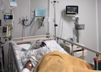 MUHAMMAD Hazim Rafiq Hussain berada dalam keadaan stabil selepas menerima rawatan di sebuah hospital di Krabi akibat kemalangan jalan raya di Thailand, Rabu lalu. - IHSAN KELUARGA