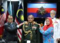 Menteri Pertahanan, Datuk Seri Mohamed Khaled Nordin memakaikan pangkat kepada Panglima Tentera Darat, Jeneral Datuk Azhan Md Othman diiringi oleh isteri, Datin Noor Ainy  Haji Mohd Ali sambil diperhatikan Pemangku  Panglima Angkatan Tentera (ATM), Tan Sri Dr Zulhelmy Ithnain (belakang kanan) ketika majlis pemakaian Pangkat Panglima Tentera Darat Ke-31 di Wisma Kementerian Pertahanan di sini hari ini. GAMBAR - AMIR KHALID