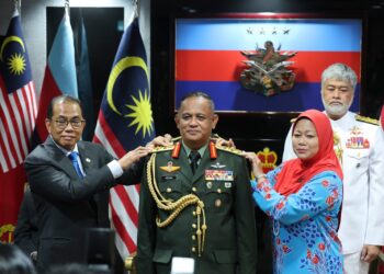 Menteri Pertahanan, Datuk Seri Mohamed Khaled Nordin memakaikan pangkat kepada Panglima Tentera Darat, Jeneral Datuk Azhan Md Othman diiringi oleh isteri, Datin Noor Ainy  Haji Mohd Ali sambil diperhatikan Pemangku  Panglima Angkatan Tentera (ATM), Tan Sri Dr Zulhelmy Ithnain (belakang kanan) ketika majlis pemakaian Pangkat Panglima Tentera Darat Ke-31 di Wisma Kementerian Pertahanan di sini hari ini. GAMBAR - AMIR KHALID