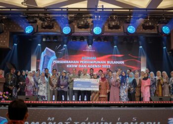 AHMAD ZAHID HAMIDI menyampaikan replika cek dan trofi kepada pemenang Persembahan Perhimpunan Bulanan KKDW di Putrajaya. - UTUSAN/FAIZ ALIF ZUBIR