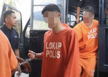 DUA suspek yang dipercayai terlibat dalam kes serangan bersenjatakan parang sehingga meragut nyawa seorang lelaki di sebuah restoran di Sungai Bakap, minggu lepas, disambung reman selama enam hari bermula esok oleh Mahkamah Majistret Jawi di Pulau Pinang.-UTUSAN/DANIAL SAAD