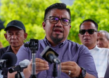 Aktivis politik, Badrul Hisham Shaharin atau lebih dikenali sebagai Chegu Bard ketika bercakap pada  sidang media mengenai isu membabitkan Presiden PUSPAHANAS Laksamana Madya Datuk Sabri Zali, bekas Panglima Tentera Darat, Tan Sri Hafizuddien Jantan dan kes rasuah sebuah syarikat dikaitkan dengan Janawibawa di Restoran Syed Bistro , Jalan Dang Wangi. Foto : Saddam Yusoff