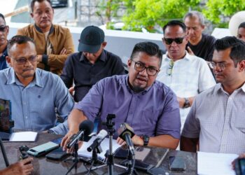 DR. SARIMAN (kiri) bersama Chegu Bard ketika sidang media mengenai isu membabitkan Presiden PUSPAHANAS Laksamana Madya Datuk Sabri Zali, bekas Panglima Tentera Darat, Tan Sri Hafizuddien Jantan dan kes rasuah sebuah syarikat dikaitkan dengan Janawibawa di Restoran Syed Bistro , Jalan Dang Wangi. Foto : Saddam Yusoff