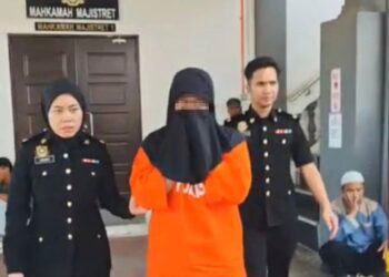 SUSPEK dibawa Pegawai SPRM untuk perintah reman bagi membantu siasatan kes salah guna kedudukan di Mahkamah Majistret Sungai Petani.