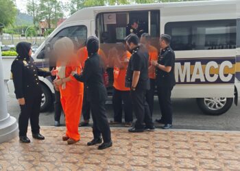 KESEMUA suspek dibawa ke Mahkamah Majistret, Ayer Keroh, Melaka untuk permohonan reman bagi membantu siasatan kegiatan rasuah berkaitan melindungi PATI. - UTUSAN/AMRAN ALI