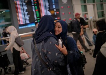 ANTARA jemaah umrah Malaysia yang sebelum ini terkandas di Madinah selamat tiba di tanah air. - UTUSAN/FAIZ ALIF ZUBIR