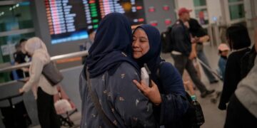 ANTARA jemaah umrah Malaysia yang sebelum ini terkandas di Madinah selamat tiba di tanah air. - UTUSAN/FAIZ ALIF ZUBIR