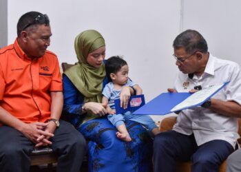 SAIFUDDIN Nasution Ismail menyampaikan sijil kelahiran Ahmad Yusuf Alfarizai Sallehuddin, 14 bulan kepada bapa kanak-kanak itu, Sallehuddin Ahmad, 59 dan Nurhakikah di Sungai Buaya, Rawang, Selangor hari ini.-UTUSAN/M. FIRDAUS M. JOHARI