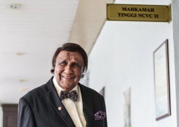 BEKAS Menteri Kebudayaan, Kesenian dan Pelancongan, Tan Sri Abdul Kadir Sheikh Fadzir ketika hadir sesi perbicaraan berhubung kes saman fitnah terhadap pempengaruh dan ahli perniagaan, Datuk Aliff Syukri Kamaruzaman di Mahkamah Tinggi Kuala Lumpur di sini, hari ini. - UTUSAN/SYAKIR RADIN