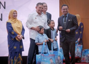 SAIFUDDIN Nasution Ismail menyampaikan sumbangan persekolahan pada Majlis Kembali Ke Sekolah Peringkat Puspanita Cawangan KDN di Putrajaya, - UTUSAN/FAIZ ALIF ZUBIR