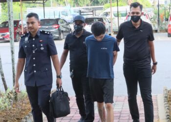 KHOR Wei Yeak (dua dari kanan) diiringi oleh beberapa anggota polis ketika tiba di Mahkamah Majistret Bukit Mertajam, Pulau Pinang selepas didakwa atas pertuduhan melanggar seorang doktor di kawasan plaza tol sehingga menyebabkan kecederaan pada 28 Disember lalu.-UTUSAN/DANIAL SAAD