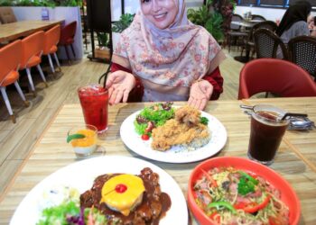 MODEL menunjukkan antara menu ditawarkan di restoran makanan barat, Lafayette.