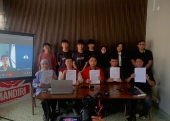 BRENDON Gan Vinn Ten (tengah, duduk) menunjukkan lampiran tuntutan reformasi menyeluruh bagi mengekang gejala rasuah pada sidang akhbar reformasi Institusi Pendidikan Tinggi Malaysia di Rumah Mandiri, Petaling Jaya, hari ini.