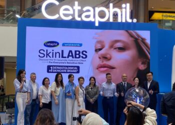 CINDY Tiu (tengah) bersama barisan penganjur semasa majlis pelancaran Ceramide Repair Lotion di One Utama Shopping Centre, di sini hari ini. - UTUSAN/NUR IZATUL AZWA RAMLI