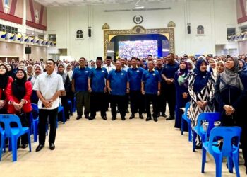 ABU Bakar Hamzah (tengah) bergambar bersama penjawat awam selepas Majlis Amanat Menteri Besar Bersama Penjawat Awam Tahun 2026 di Dewan 2020, Kangar, Perlis, hari ini. -UTUSAN/ASYRAF MUHAMMAD