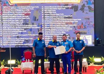 ABU Bakar Hamzah (dua dari kiri) menyampaikan sijil penghargaan pada Majlis Amanat Menteri Besar Perlis Bersama Penjawat Awam Tahun 2026 di Dewan 2020, Kangar, Perlis, hari ini. -UTUSAN/ASYRAF MUHAMMAD