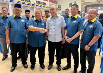 ABU Bakar Hamzah (dua dari kiri) bersalaman dengan Mohd. Shukri Ramli (tiga dari kanan) selepas Majlis Amanat Menteri Besar Perlis Bersama Penjawat Awam Tahun 2026 di Dewan 2020, Kangar, Perlis, hari ini. -UTUSAN/ASYRAF MUHAMMAD