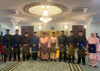 TUANKU Syed Sirajuddin Jamalullail berkenan bergambar bersama barisan Exco kerajaan negeri yang baharu selepas Majlis Istiadat Angkat Sumpah Jawatan di Istana Arau, Perlis hari ini.- UTUSAN/ASYRAF MUHAMMAD