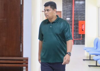 AWANG Azizan Awang Jana didakwa di Mahkamah Sesyen Butterworth, Pulau Pinang hari ini atas pertuduhan menipu seorang wanita dalam menyelesaikan bayaran saman, kira-kira dua tahun lalu.-UTUSAN/DANIAL SAAD