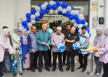 AHMAD Fadhli Shaari (tiga kanan) memotong riben sebagai gimik perasmian pembukaan Mydin Mart di Pasir Mas, Kelantan hari ini-UTUSAN/YATIMIN ABDULLAH