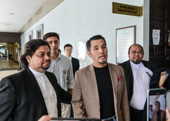 PEMPENGARUH dan ahli perniagaan, Datuk Aliff Syukri Kamaruzaman ketika hadir sesi perbicaraan berhubung kes saman fitnah yang difailkan oleh Bekas Menteri Kebudayaan, Kesenian dan Pelancongan, Tan Sri Abdul Kadir Sheikh Fadzir di Mahkamah Tinggi Kuala Lumpur di sini, hari ini. - UTUSAN/SYAKIR RADIN