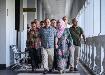 BEKAS Setiausaha Politik Kanan Perdana Menteri, Datuk Seri Shamsul Iskandar ketika hadir bagi sebutan kes rasuah di Mahkamah Sesyen Kuala Lumpur di sini, hari ini. - UTUSAN/SYAKIR RADIN