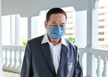 YAP Wee Leong ketika hadir bagi menghadapi pertuduhan pecah amanah berkaitan projek Lebuhraya MEX II di Mahkamah Sesyen Kuala Lumpur di sini, hari ini. - UTUSAN/SYAKIR RADIN