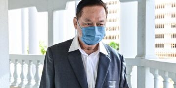 YAP Wee Leong ketika hadir bagi menghadapi pertuduhan pecah amanah berkaitan projek Lebuhraya MEX II di Mahkamah Sesyen Kuala Lumpur di sini, hari ini. - UTUSAN/SYAKIR RADIN