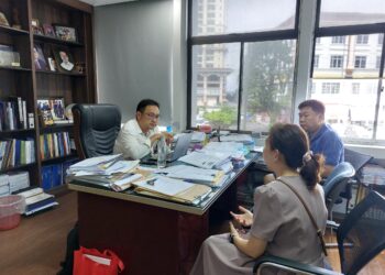 Chong ketika bertemu dengan Stephen dan Nancy di pejabatnya di Kuching, hari ini.