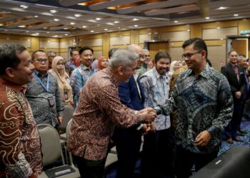 AKMAL Nasrullah Mohd Nasir bersalaman dengan Presiden / Ketua Pegawai Eksekutif (CEO) Perbadanan Sumber Petroleum Malaysia (MPRC), Mohd Yazid Ja’afar ketika hadir pada Majlis Amanat Menteri Ekonomi dan Perhimpunan Bulan Januari 2026 di Kementerian Ekonomi di Putrajaya. - UTUSAN/FAIZ ALIF ZUBIR