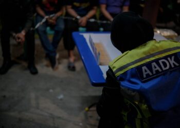 ANTARA pemandu lori perdagangan yang ditahan dalam Operasi Khas Kenderaan Perdagangan di Hentian Rehat dan Rawat (R&R) Dengkil. - UTUSAN/FAIZ ALIF ZUBIR