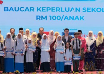 FADHLINA Sidek menyampaikan baucar keperluan kembali ke sekolah ketika majlis Amanat Menteri Pendidikan di Putrajaya. - UTUSAN/FAIZ ALIF ZUBIR