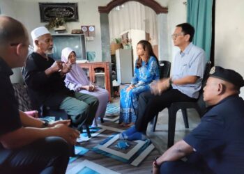 TENGKU Sarafudin Badlishah Sultan Sallehuddin dan Che Puan Muda Zaheeda Mohamad Ariff berbual dengan Mad Akhir Hanafiah (tiga kiri) dan isterinya, Rahani Manap semasa menyantuni keluarga itu di Kampung Sungai Pial, Tanjung Dawai di Sungai Petani.