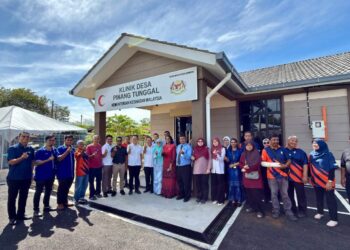 DANIEL Gooi Zi Sen (tengah) ketika meninjau kemudahan yang terdapat di Klinik Desa Pinang Tunggal, Kepala Batas, Pulau Pinang, hari ini.