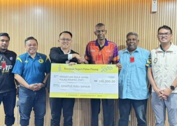 DANIEL Gooi Zi Sen (tiga dari kiri) menyerahkan cek cura sumbangan kerajaan negeri kepada Presiden FAP, Mohd Azizudin Mohd Sharif (empat dari kiri) dalam satu majlis di George Town, Pulau Pinang hari ini.