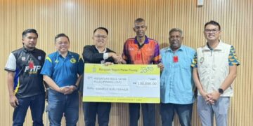 DANIEL Gooi Zi Sen (tiga dari kiri) menyerahkan cek cura sumbangan kerajaan negeri kepada Presiden FAP, Mohd Azizudin Mohd Sharif (empat dari kiri) dalam satu majlis di George Town, Pulau Pinang hari ini.