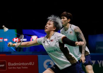 AKSI pasangan beregu campuran negara, Chen Tang Jie-Toh Ee Wei ketika menentang Tang Chun Man-Tse Ying Suet dari Hong Kong di suku akhir Kejohanan Badminton Terbuka Malaysia 2026, di Stadium Axiata Arena, di sini hari ini.-UTUSAN/ SHIDDIEQIIN ZON