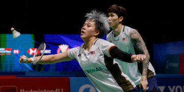 AKSI pasangan beregu campuran negara, Chen Tang Jie-Toh Ee Wei ketika menentang Tang Chun Man-Tse Ying Suet dari Hong Kong di suku akhir Kejohanan Badminton Terbuka Malaysia 2026, di Stadium Axiata Arena, di sini hari ini.-UTUSAN/ SHIDDIEQIIN ZON