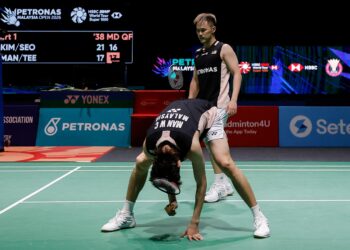 AKSI pasangan beregu lelaki negara, Man Wei Chong dan Tee Kai Wun ketika menentang pasangan Korea Selatan, Kim Won Ho dan Seo Seung Jae pada suku akhir Kejohanan Badminton Terbuka Malaysia 2026, di Stadium Axiata Arena, di sini hari ini.-UTUSAN/SHIDDIEQIIN ZON