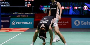 AKSI pasangan beregu lelaki negara, Man Wei Chong dan Tee Kai Wun ketika menentang pasangan Korea Selatan, Kim Won Ho dan Seo Seung Jae pada suku akhir Kejohanan Badminton Terbuka Malaysia 2026, di Stadium Axiata Arena, di sini hari ini.-UTUSAN/SHIDDIEQIIN ZON
