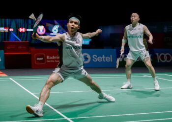 AKSI pasangan beregu lelaki negara, Aaron Chia dan Soh Wooi Yik ketika menentang pasangan Indonesia, Sabar Karyawan Gutama dan Moh Reza Pahlevi Isfahani pada suku akhir Kejohanan Badminton Terbuka Malaysia 2026, di Stadium Axiata Arena, di sini hari ini.-UTUSAN/ SHIDDIEQIIN ZON