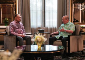 SULTAN Ibrahim berkenan menerima mengadap  Anwar Ibrahim di Istana Bukit Tunku, Kuala Lumpur, hari ini.